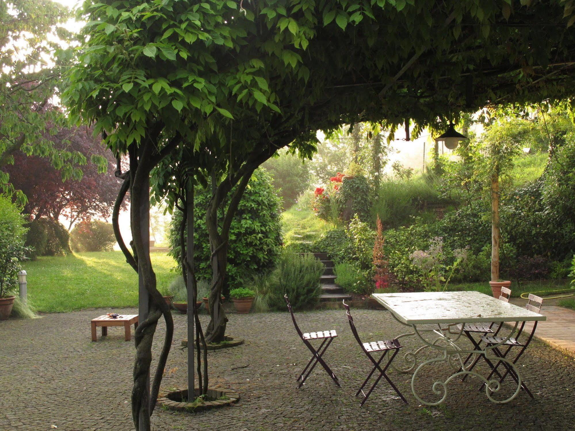 Sotto La Luna Bruna B&B Cocconato Luaran gambar